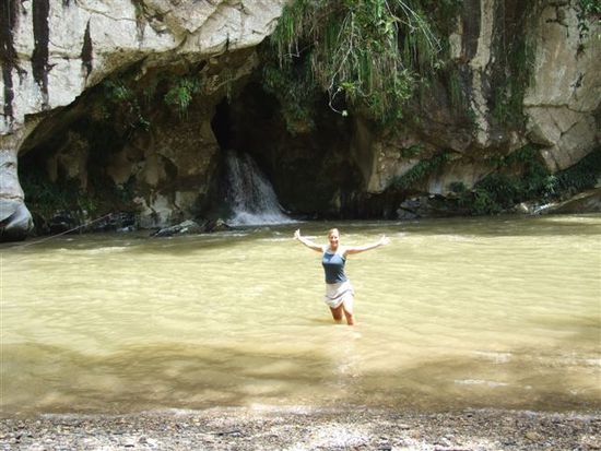 anke supermausi im unklaren rio claro. hinten höhlenausgang mit wasserfall.