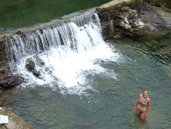 erfrischungsbad im kalten wasser(fall)...aber ausnahmsweise klar.