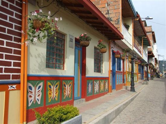 schmucke hausfasaden im romantischen dorf.