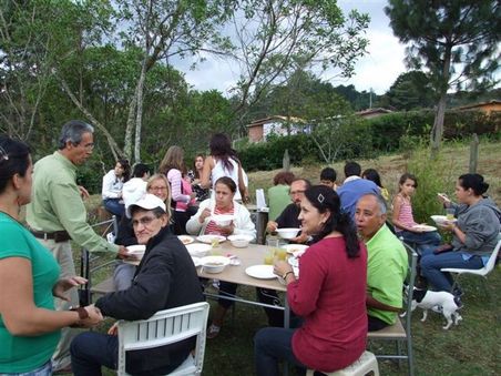 geburtstagsfest in den bergen von medellin.