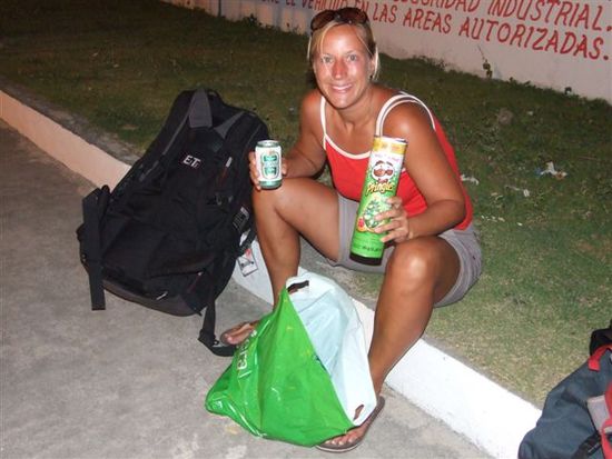 mit bier und chips für den wellengang bewaffnet - vor der überfahrt nach providencia.