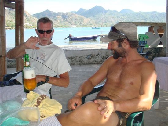 nach heftiger pirusuche und schweissausbrüchen genehmigen wir uns mit dem amerikaner ray ein erfrischungsbierchen.