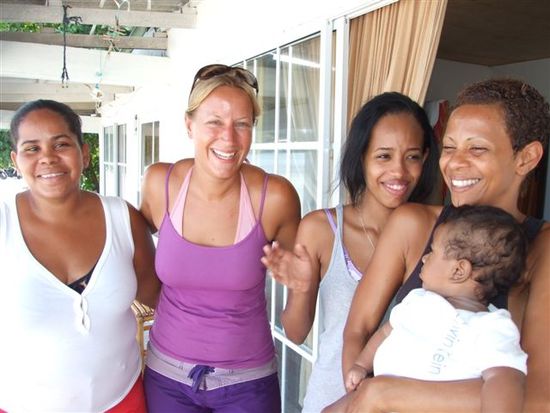 die gehören konstant zum haus. putzfee, chantal, indra mit jose.