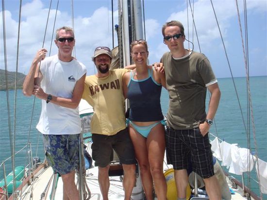 gerne doch machen wir frühstückhalt auf der selgelyacht von ray und andres während unserer kajakinselumrundungstour.