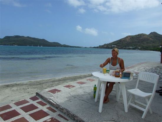 traditionelles frühstück mit blick aufs meer.