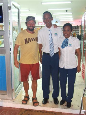 news aus san andres : ronaldino arbeitet neu in der drogerie.
