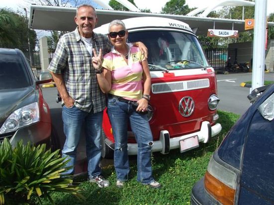 wendi und steve mit ihrem glänzenden VW jahrgang 70 oder so.
