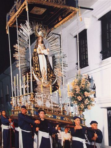 santa dolores kommt meistens am schluss der prozession, hier eine figur geschmückt mit juwelen und silber.