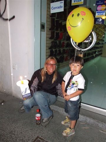 anke macht jaime glücklich und verschenkt ihren ballon.