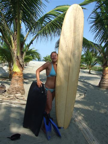 wir probieren uns beim bodyboarden u. surfen.