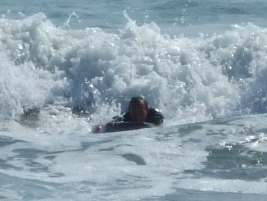 nach kopfball mit dem surfboard vergnügt sich don schetty wieder mit dem bodyboard.