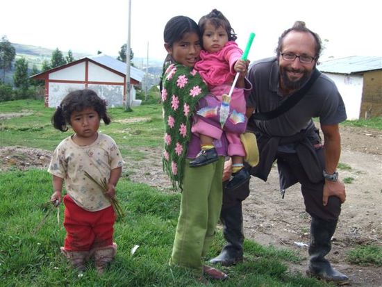 mit süssigkeiten sind kinderherzen in abgelegenen dörfern schnell gewonnen.