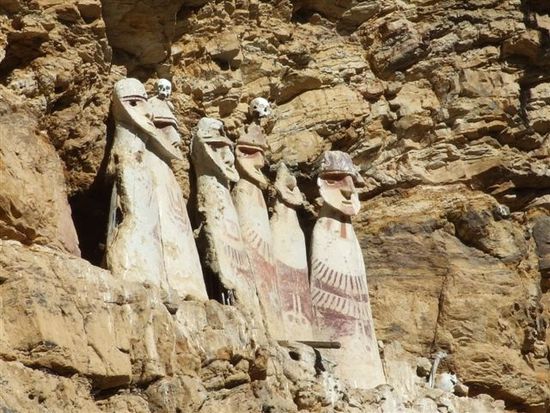 die sakrophage von karajian unterhalb cruzpata. (chachapoyas kultur)