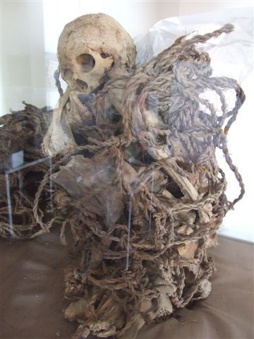 die toten wurden mit ihren besitztümern in beutel gebunden und in sakrophage oder höhlen versteckt.