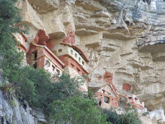 das mausoleum von revash hoch oben wie ein adlernest im felsen.