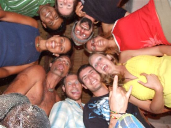das foto des monats, alle parat für das gruppenfoto, dann marschiert freaky mit seinem arsch und seinen balls rückwärts ins motiv - der hammer, wie haben uns totgelacht.