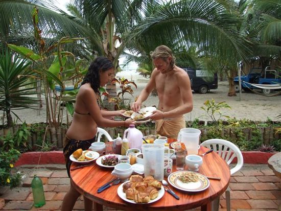 nach dem surfen gibts den riesenbrunch und der energiehaushalt ist wieder hergestellt.