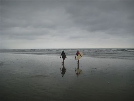canoa is alive, hier die ladies auf dem weg zum surf.