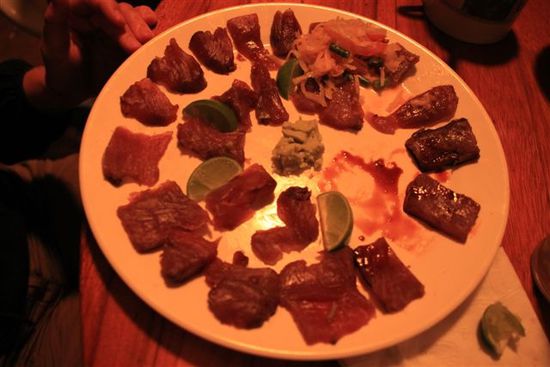 zur feier gönnten wir uns sashimi vom albacora - thunfisch.