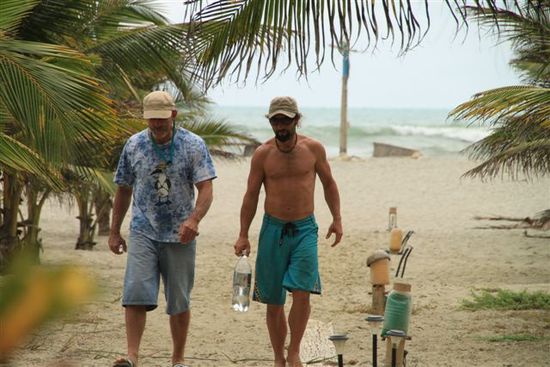 toni und thomas - die surferboys bringen zusammen locker 107 jahre auf die waage.