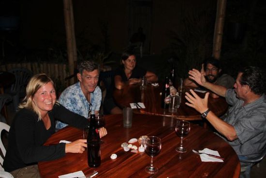 diner mit meli, toni, marta, pepe und dauergast richard (zwei wochen halbpension), weil im der food in seinem hostal nicht passt.