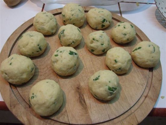 dafür hochbetrieb in der küche, knödel mit gulasch, die ecuadorianer haben es geliebt.