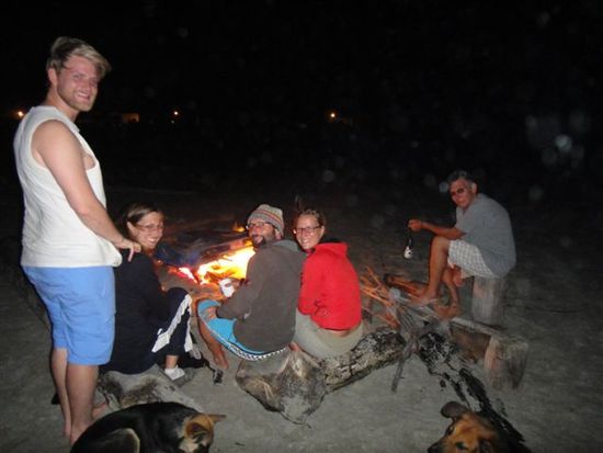 bonfire am beach mit brandon, emily, viktor, osa y mojo.