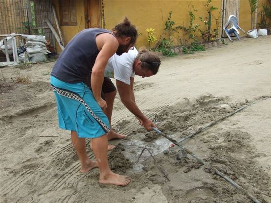 die handwerker nathan (meister) und schetty (azubi).