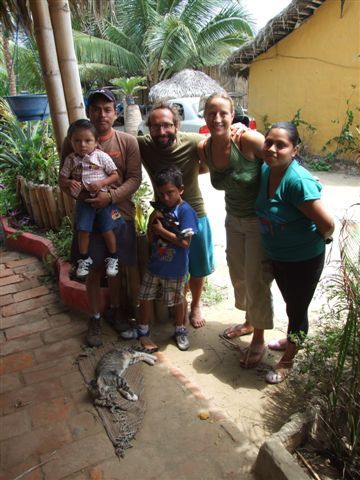 der kater thomas zieht mit william, ximena, anoy y mateo nach quito.