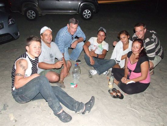 spontane whiskey runde am beach mit einer familie aus manta.
