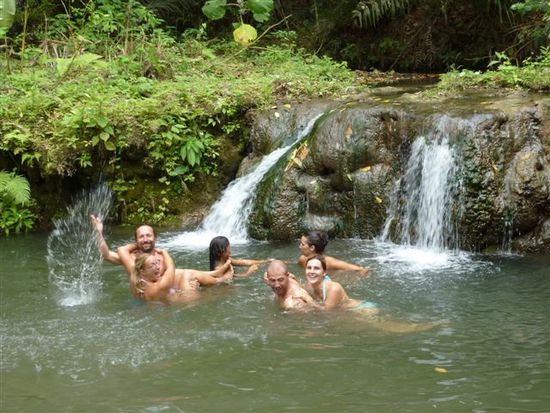 cascada rio muchacho mit diego, lorena, melanie, nathalie und ein paar krabben.