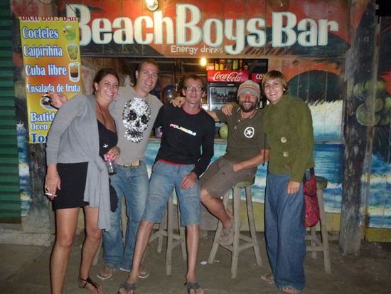 das friedliche ende des tages wird mal wieder an der beach boys bar gefeiert.