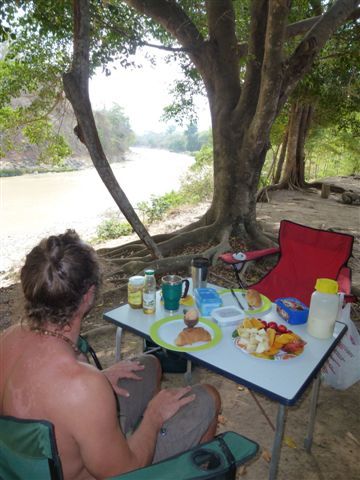 frühstück am rio puyango.