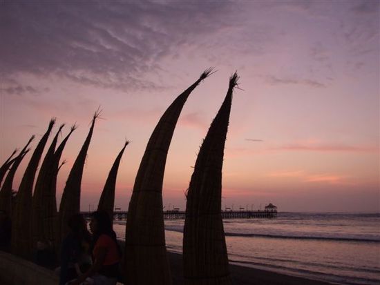 huanchaco, eine kleine perle an der peruanischen küste.