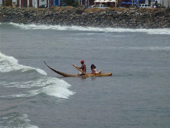 die legendären aus schilfrohr gebastelten boote von huanchaco paddeln die schönheiten auf die wellen, übrigens taucht diese flotte dame bald pudelnass aus dem brecher auf.
