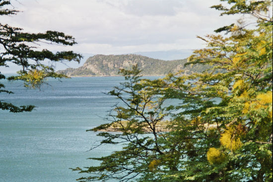 hinter dem Fels gehts ins offene Meer