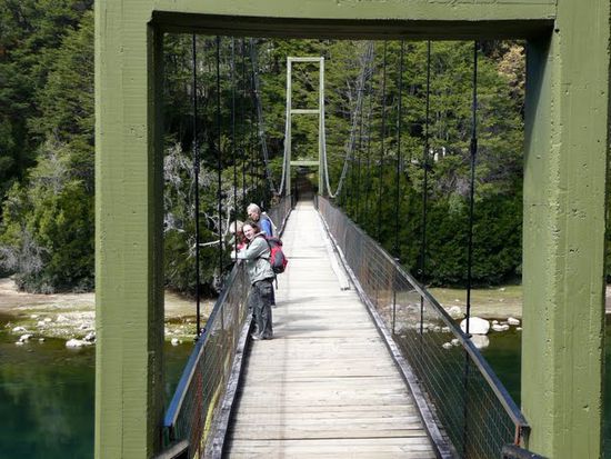 wir parken vor der Hängebrücke und los gehts