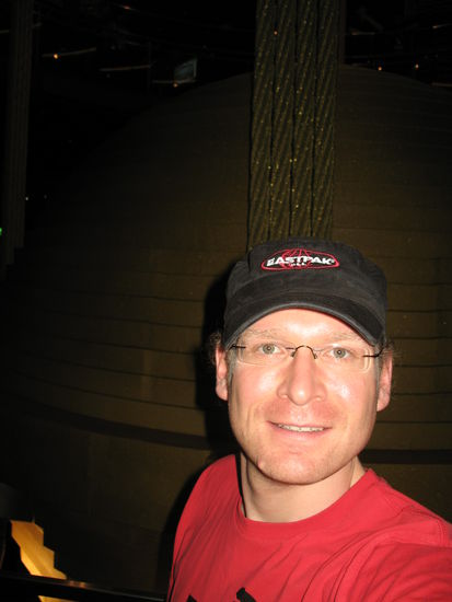 "Und sie bewegt sich doch nicht!" Hinter dem kleinen Körper (ich) ist der große Schwingungskörper zu sehen. Gewichtsverhältnis:1:8250!