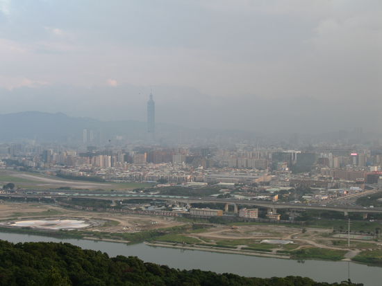 Taipei von dem Yoanshan Mountain aus. Natürlich im Smog. Zu sehen sind von unten: Flora Expo Baustelle, Stadtflughafen, 101