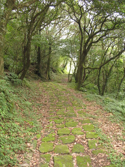 Der Weg, unter dem Weg, die nur durch einen Wasserfall verbunden sind... Viel schöner als auf der Autobahn!