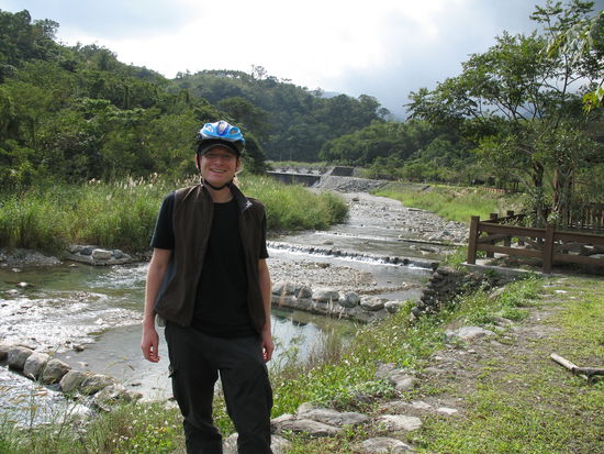 Schön brav mit Fahrradhelm, dafür ist aber der Bach recht schön
