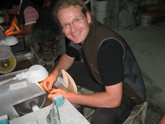 Scheffhandwerker beim jadeschleifen