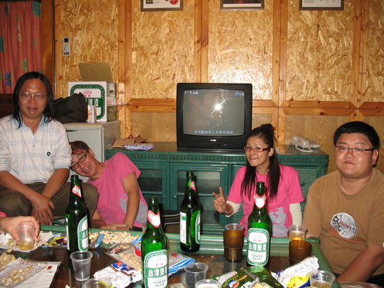 Gmütliches zusammensitzen: (v.l.) Komiker, Scheffanimateur, Managerin, unbekannter Schnorrer