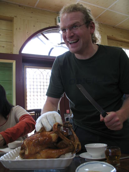 Routiniert bei der Arbeit. Hier wurde es nicht so ernst mit dem Unglück genommen, ich hab ein Messer bekommen 
Aber irgendwie mach ich mir beim Aetrachen des Bildes selber Angst.