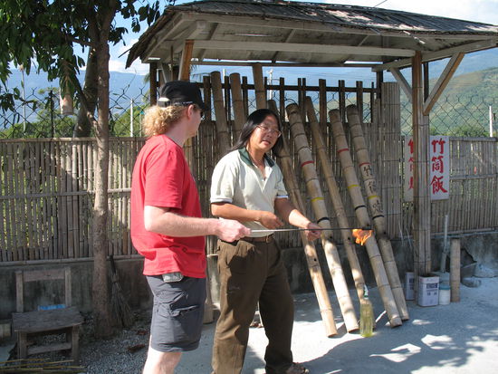 Sogar in Taiwan darf der Pyromane Kanonen abfeuern! Cool oder? Die sind zwar aus Bambus aber machen nen ordentlichen Rummmmms!
