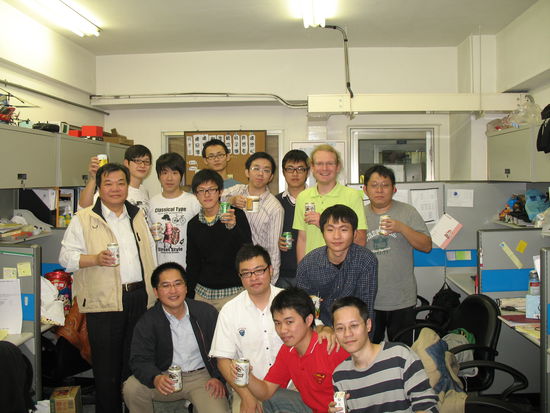 Mein Labor feiert Weihnachten. Ganz links steht mein Prof Wu