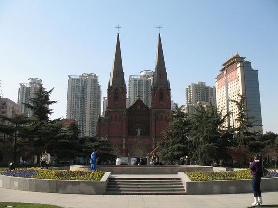 Zwischendrinnen: Ne schöne alte Kirche, war leider wegen Renovierungsarbeiten geschlossen