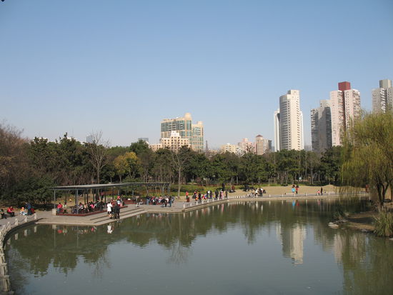 Park mitten in der riesen Stadt, war bis vor kurzem noch eine Gummifabrik