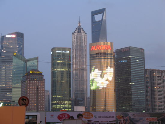 Die Hochhäuser von Pudong, fast 500m hoch. Das mittlere hatte kurzzeitig nen leuchtenden grünen Punkt