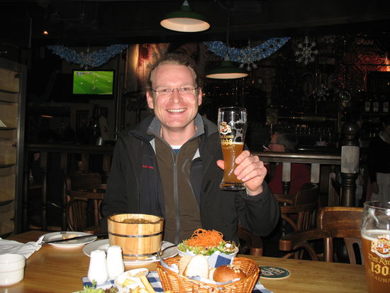 A Traum, Weizen und Kässpatzn, im Hintergrund bayerische Deko und Fußball, was will man mehr?